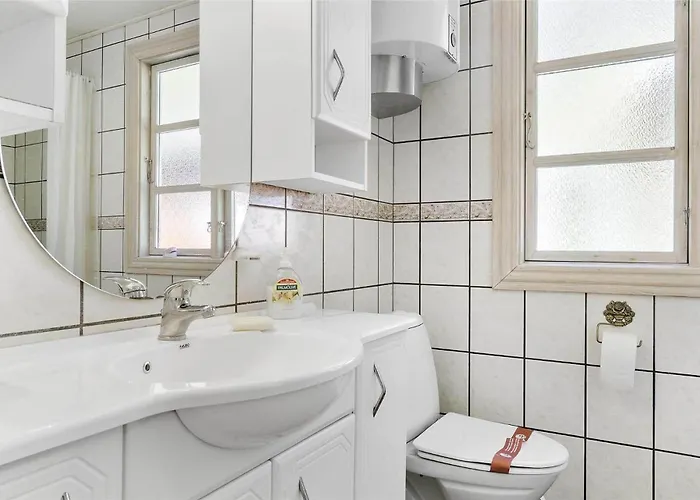 1538-aakirkeby-sluseparken-21 بيت للعطل